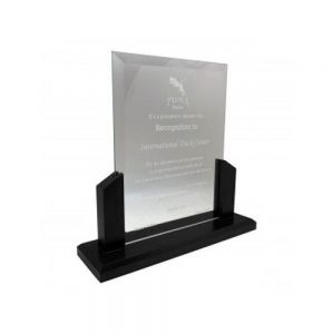 RECONOCIMIENTO GRANDE  DE CRISTAL RECTO DE 6 MM.  BISELADO MEDIDA 29 X 27.6 CM CON   GRABADO LASER EN EL CRISTAL CON MEDIDA  14.6 X 20 CM  Y BASE DE MADERA ELEGANTE  NEGRA